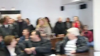 Πιάστηκαν στα χέρια στο δημοτικό συμβούλιο!