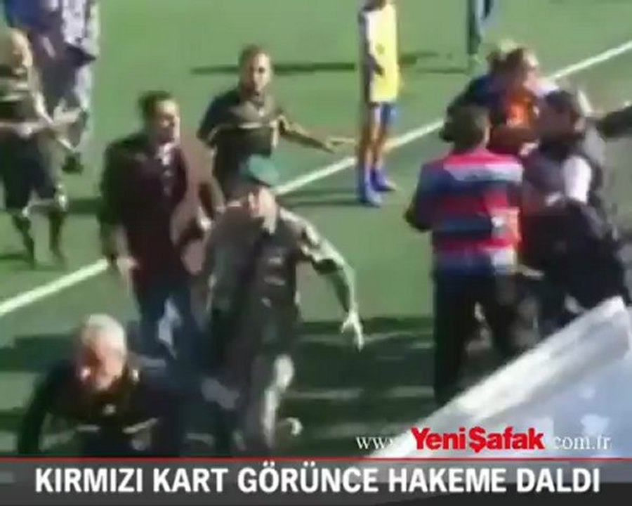 Kırmızı kart görünce hakeme daldı