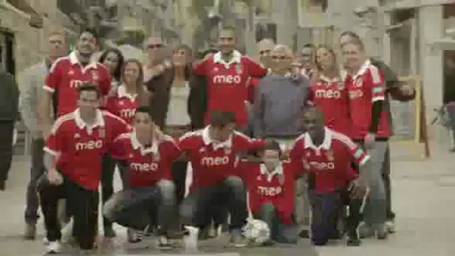 Jogadores do Benfica trocam de camisola com pessoas nas ruas de Lisboa