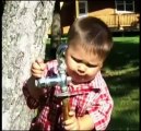 Crianças atrapalham-se ao tentar ´matar a sede` em bebedouro