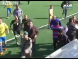 Futbolcu Sarı Kart Gösteren Hakemi Sahada Kovaladı!