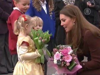 Беременную Кейт приветствуют жители Гримсби