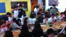 フィリピン留学情報セブ島語学学校NLSのピザパーティー！英語研修中の留学生