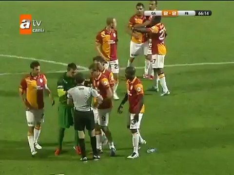 Επίθεση στον Τσακίρ από τους παίκτες της Γαλατάσαραϊ!