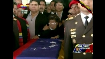 Venezuela mourns Chavez as coffin paraded through streets