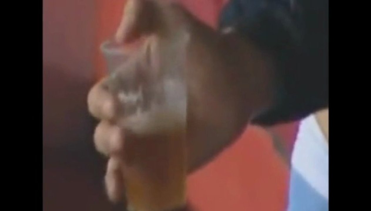 JUGADOR DE FUTBOL BEBE CERVEZA DURANTE PARTIDO EN ESPAÑA!!