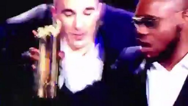 Barack Adama ( Sexion Dassaut )tombe au NRJ MUSIC AWARD