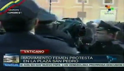 Activista de Femen se desnuda en la Plaza de San Pedro