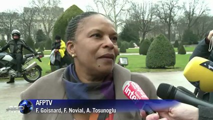 Hollande rend hommage à Stéphane Hessel, un "homme libre"