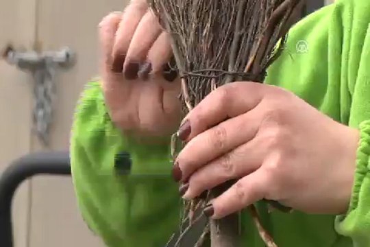 Tırnakları ojeli temizlik görevlileri