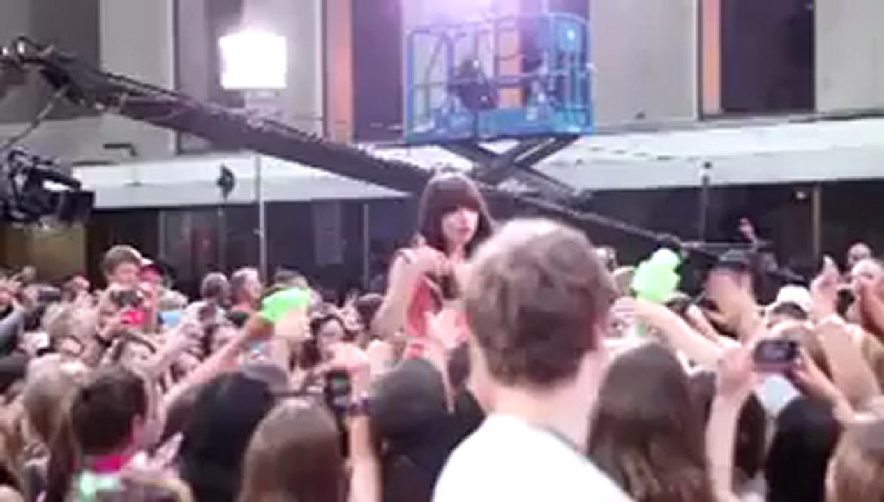 Carly Rae Jepsen Exits Boy Scout Concert