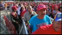 Les Vénézuéliens, par milliers, veulent toucher le cercueil de Chavez