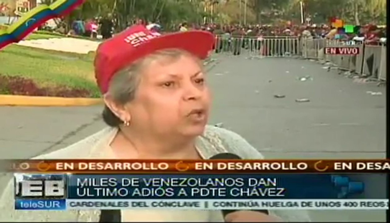 Llegan miles de venezolanos a Caracas a despedir a Chávez