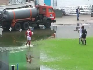 Comment tirer un coup de pied de coin sur un terrain totalement inondé