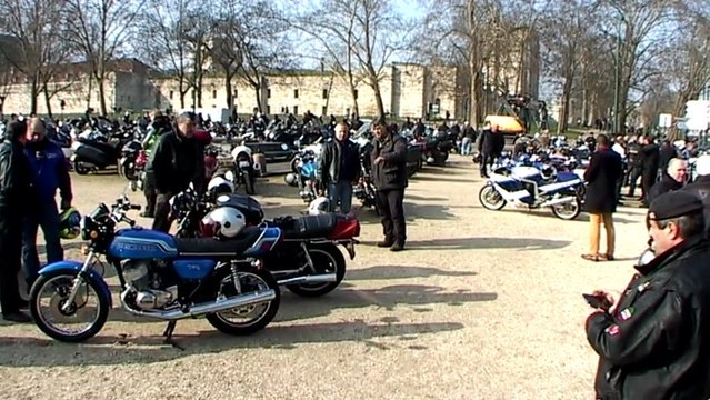 Réunion de motos anciennes à Vincennes Cours Marigny Esplanade du chateau