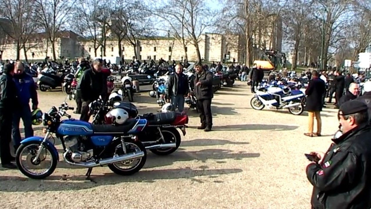 Réunion de motos anciennes à Vincennes Cours Marigny  Esplanade du chateau