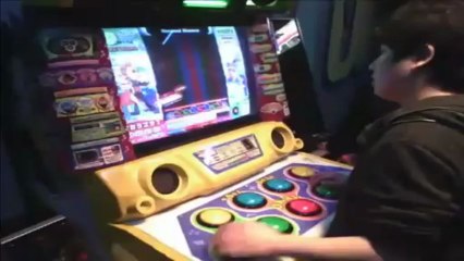 Poongko sur House of dead 4 et Pop'n music à Arcade street