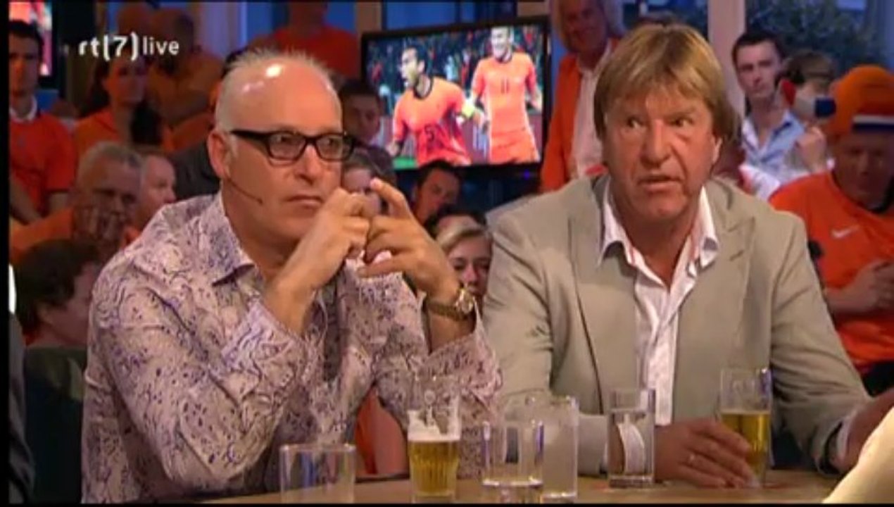VI Oranje (6-7-2010) Avond deel 1 van 2  (voetbal International)