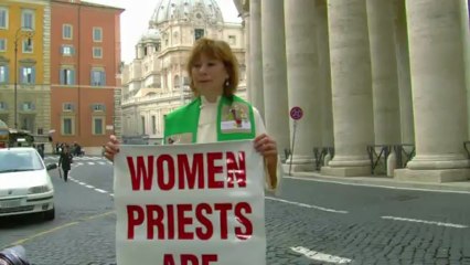 Sacerdotisa excomungada protesta no Vaticano