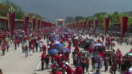 Des milliers de Vénézuéliens continuent de défiler devant la dépouille de Hugo Chavez
