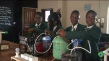 طالبات مدارس نيجيريات يطلقن فكرة استخدام البول لتشغيل المولدات