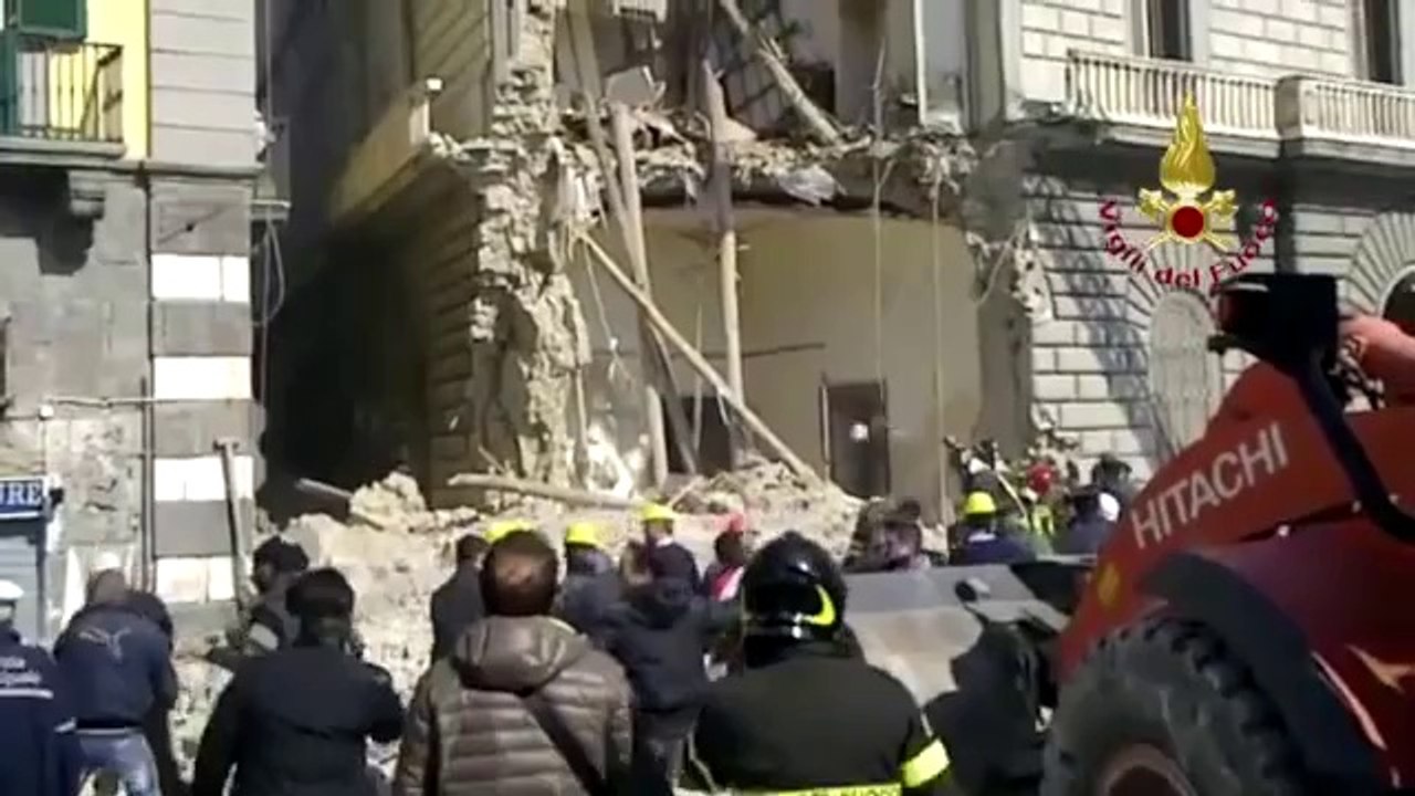 Napoli - VVF - Crolla edificio a Riviera di Chiaia 1 (04.03.13)