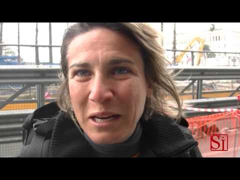 Napoli - Crollo palazzo Chiaia, gli sfollati recuperano i propri oggetti (06.03.13)