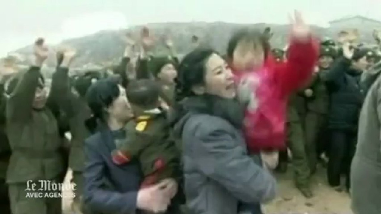 Kim Jong-un visite les soldats près de la front...