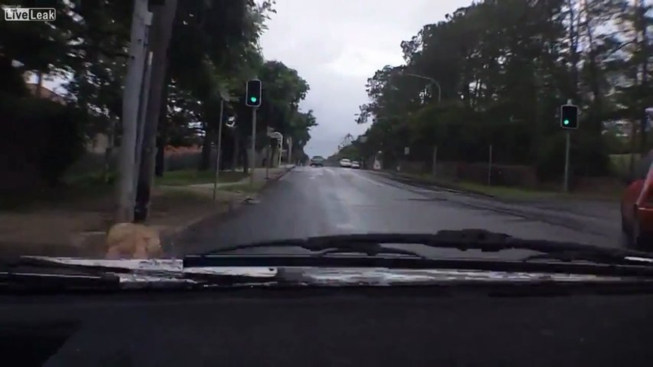 Une mère irresponsable laisse sa fille traverser la route