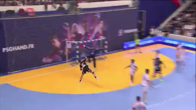 Le gardien du PSG Handball Patrice Annonay réalise un arrêt monstrueux face à Bastien Lamon lors de la 17e journée de D1 de handball