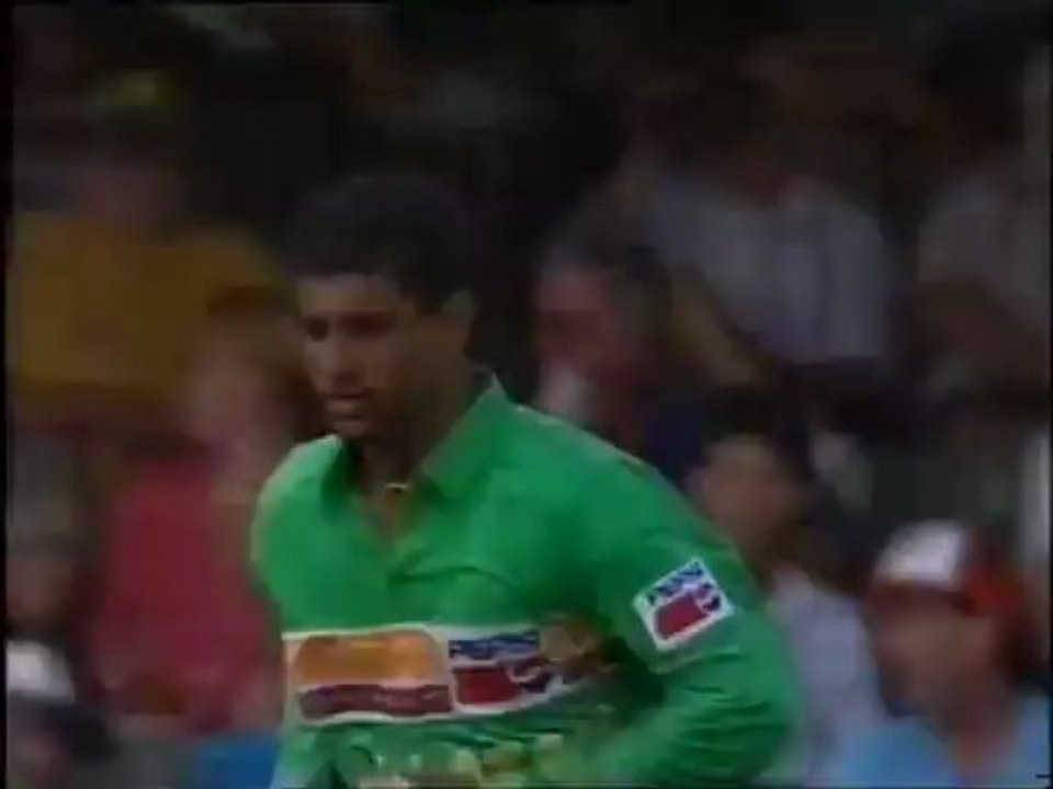 WAQAR YOUNIS clean bowled 'HAT TRICK' vs New Zealand 1994-95