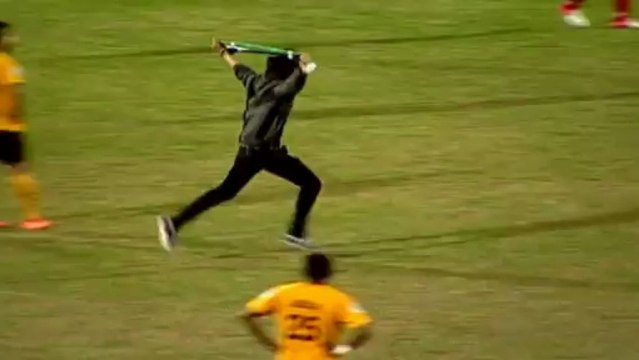 Zołnierz powstrzymał intruza podczas meczu