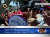 Juan Manuel Santos rompe el protocolo para saludar a los oficialistas apostados en el lugar