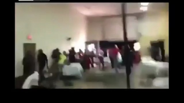 Bagarre avec des chaises et tables