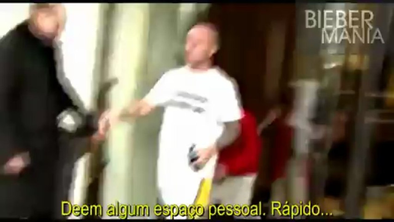 Justin Bieber Shouting Match With Paparazzi - LEGENDADO