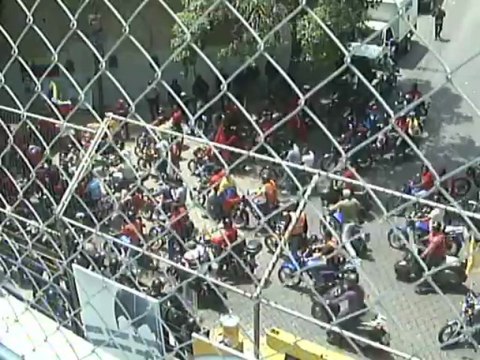 Motorizados vestidos de rojo se presentaron en Globovisión