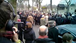 1/4 : Hommage de la famille, des citoyens, à Stéphane Hessel au cimetière Montparnasse