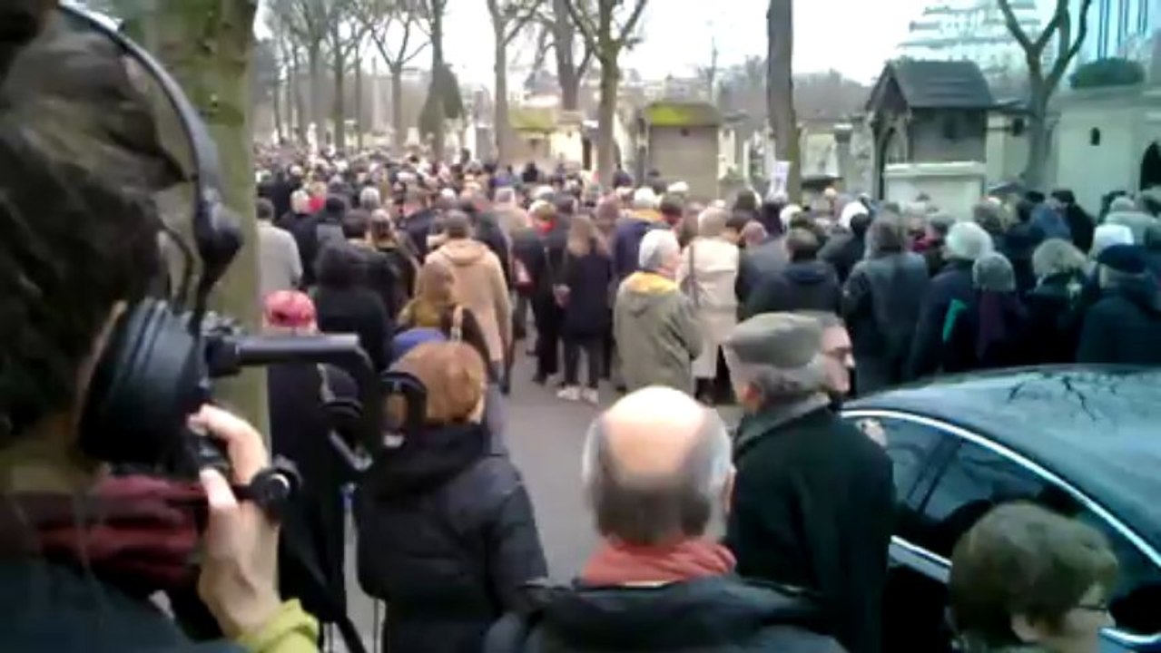 1/4 : Hommage de la famille, des citoyens, à Stéphane Hessel au cimetière Montparnasse