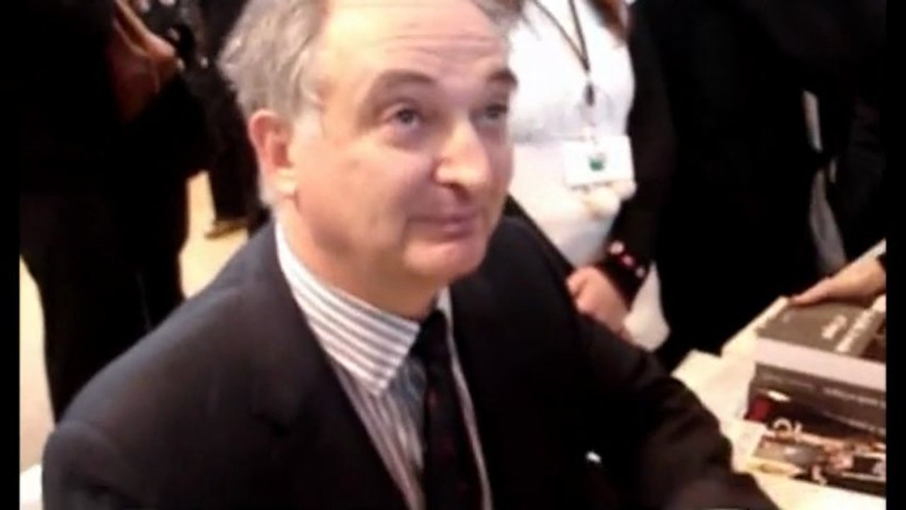 Question à Jacques Attali par We Are Change Paris au salon du livre - part2