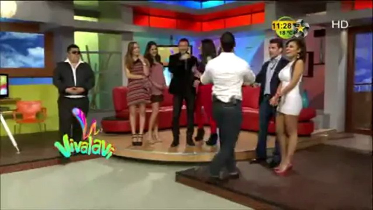Gil besa a Ivonee