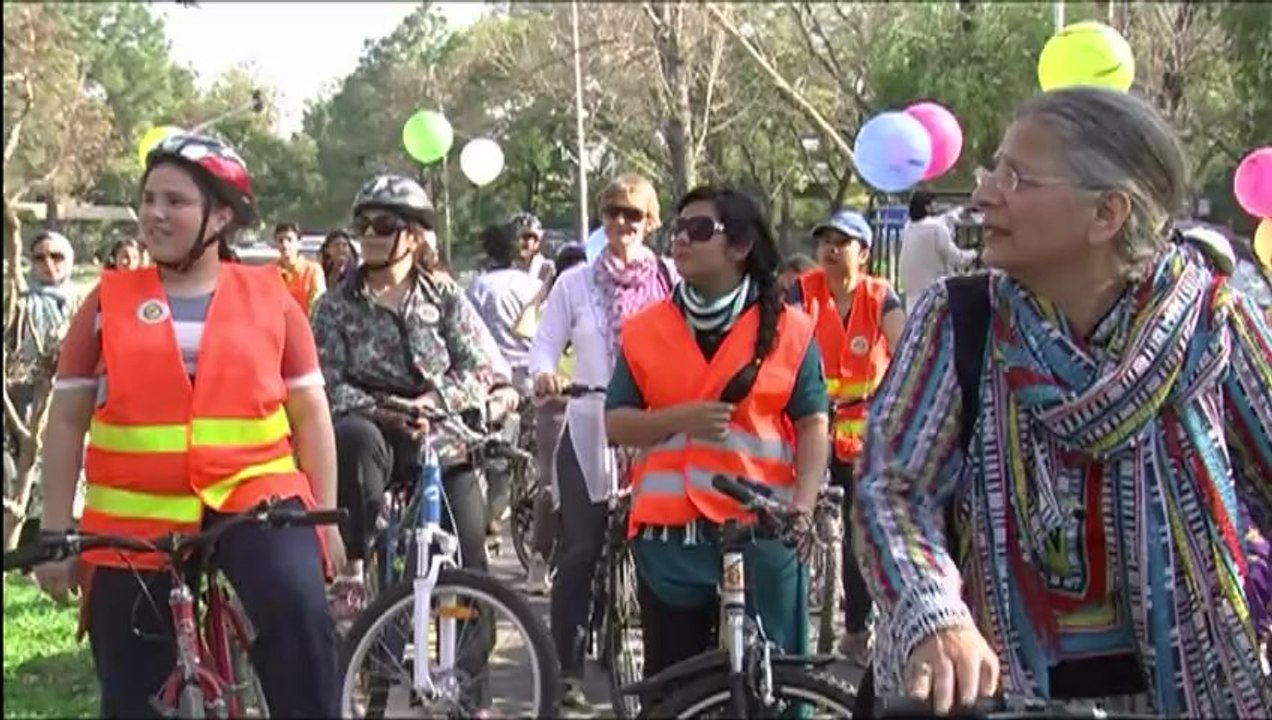 Women pedal for 'girl power' in Pakistan
