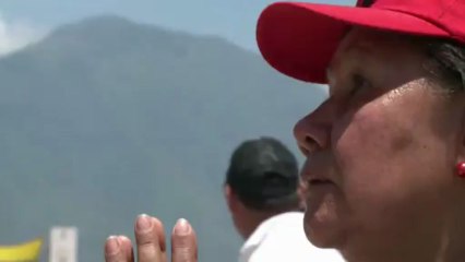 Venezuelanos acompanham funeral sob sol forte