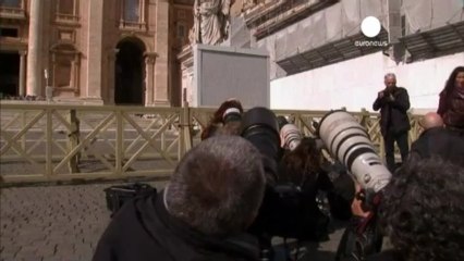 Vatican : une cheminée sur la Chapelle Sixtine, à deux...