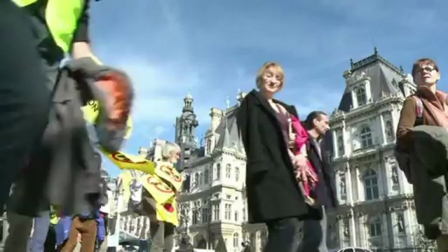 Une chaîne humaine à Paris pour réclamer l'arrêt du nucléaire