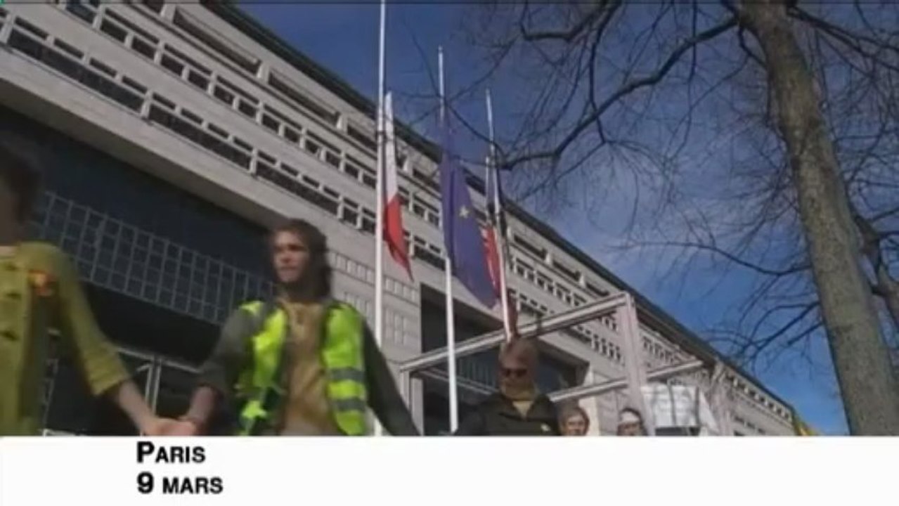 Une chaîne humaine à Paris contre le nucléaire