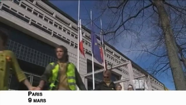 Une chaîne humaine à Paris contre le nucléaire