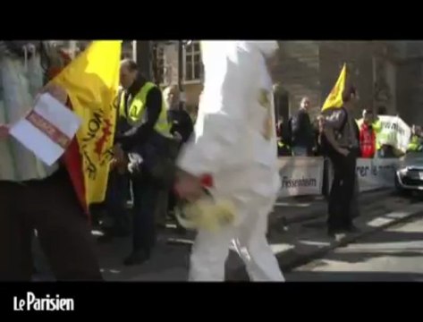 Manifestation anti-nucléaire : Hollande bouge tes fesses !