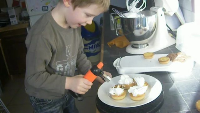 soly utilise le chalumeau