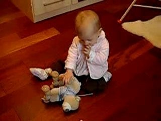 Bébé se déplace et joue