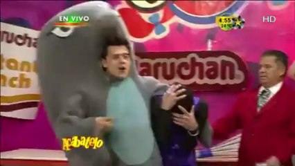 El Delfín se aprovecha de Brandon Meza